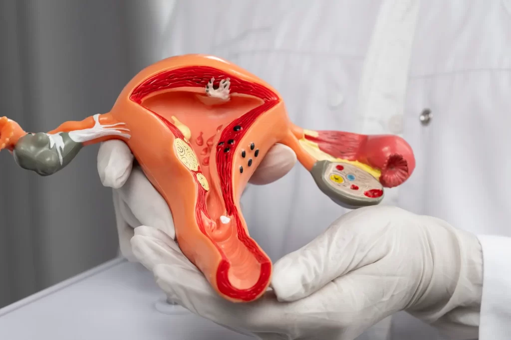 Examen de prevención del cáncer de cuello uterino realizado por especialista en clínica oncológica.