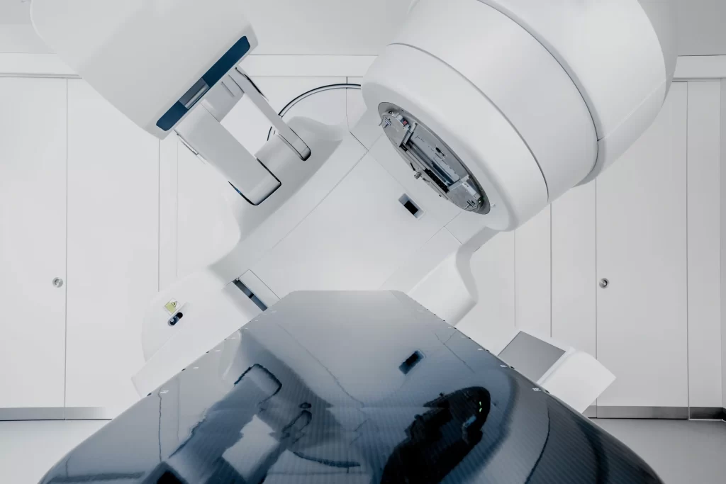 Equipo de radioterapia Elekta Infinity utilizado en tratamientos oncológicos de alta precisión en ROS Clínica Oncológica de Concepción