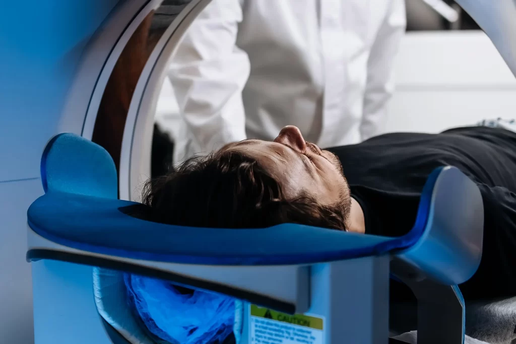 Paciente en simulación con tomografía computada para definir posición del tumor en ROS Clínica Oncológica