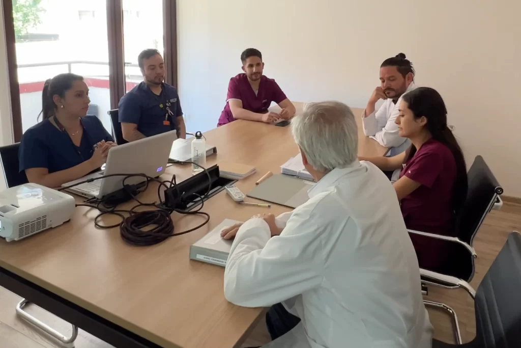 Profesionales de ROS Clínica Oncológica realizando la planificación de radioterapia en Concepción con tecnología avanzada