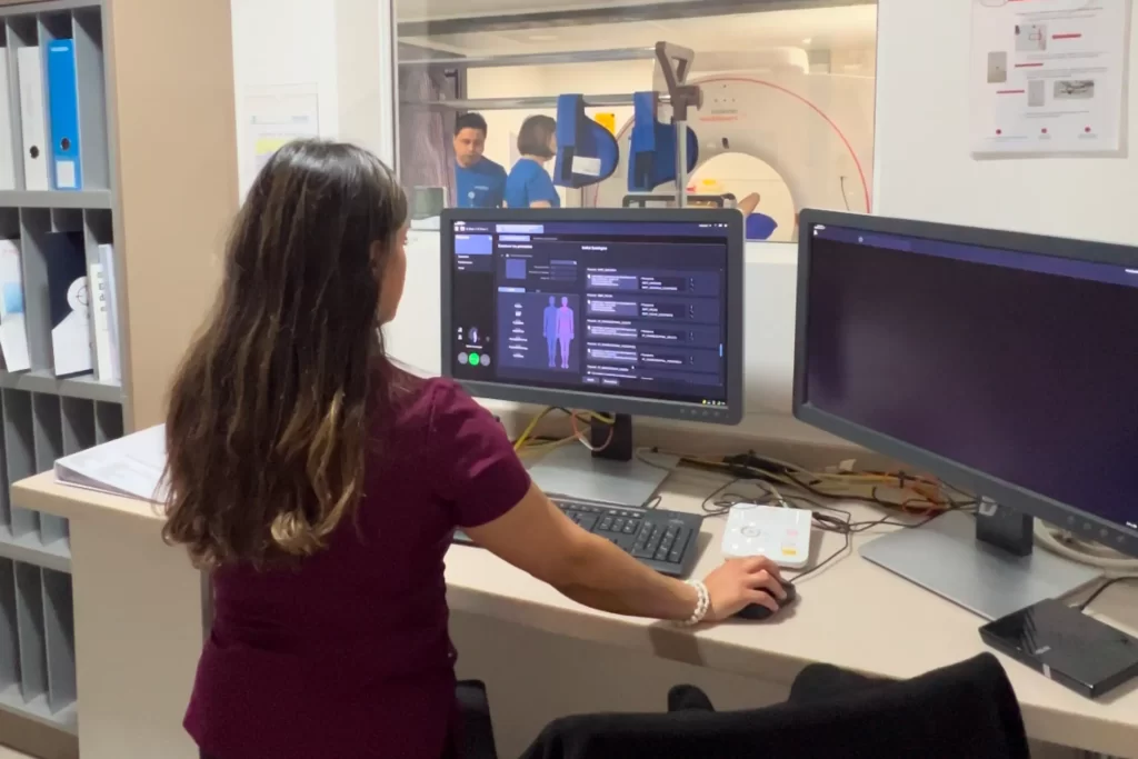 Tecnóloga médica trabajando en planificación de radioterapia con tecnología avanzada en ROS Clínica Oncológica