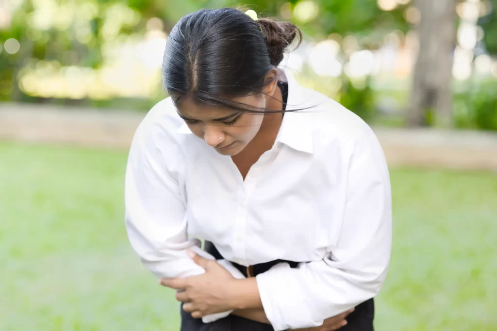 Mujer con molestias digestivas, posible signo de cáncer de colon en menores de 50 años en Chile