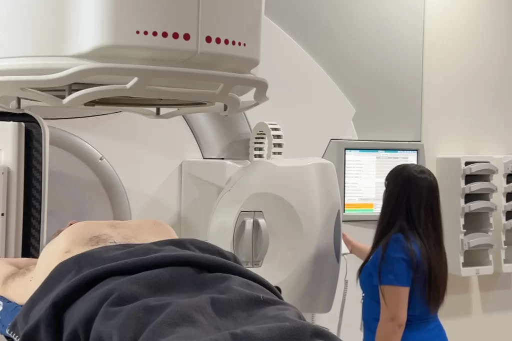 Sesión de radioterapia con tecnología Elekta Infinity para tratar el cáncer de colon en menores de 50 años en Chile