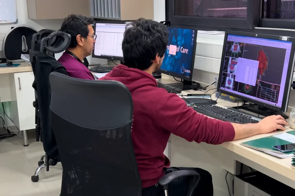Profesionales planificando dosis y ángulos de radiación con software Elekta en ROS Clínica Oncológica de Concepción