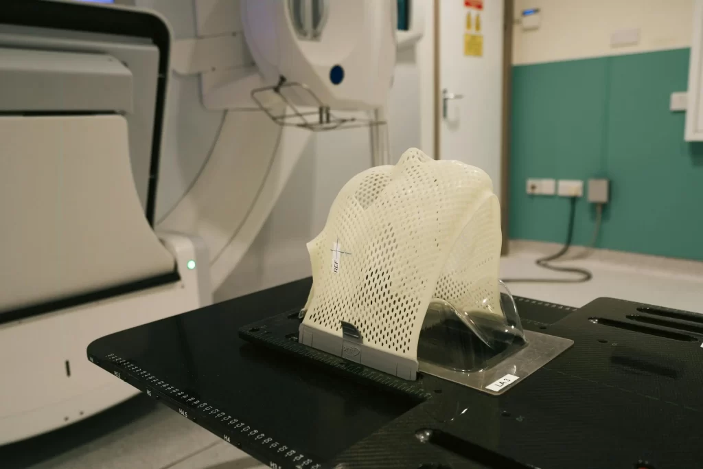 Paciente en simulación para tratamiento del cáncer de cabeza y cuello en Concepción en ROS Clínica Oncológica