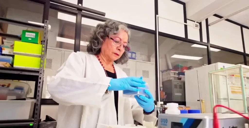 Científica chilena en laboratorio desarrollando investigaciones, vinculada a la creación de un probiótico para prevenir el cáncer gástrico.
