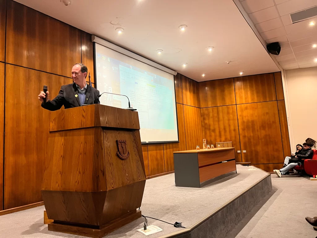 Dr. Max Schorwer exponiendo en el Hospital Regional de Concepción sobre SBRT y oligometástasis