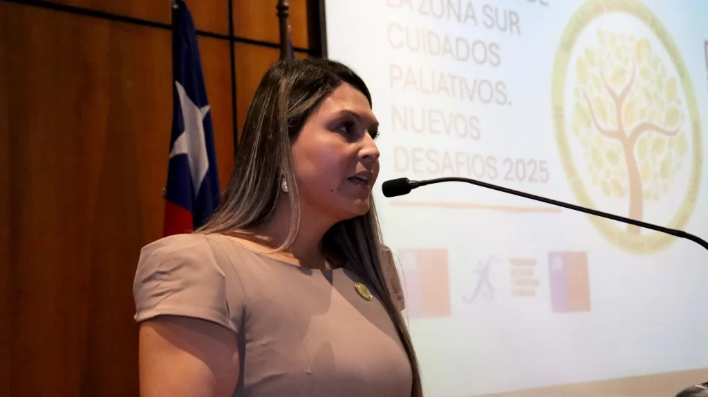 Profesional de la salud ofreciendo discurso de cierre durante la jornada de cuidados paliativos 2025