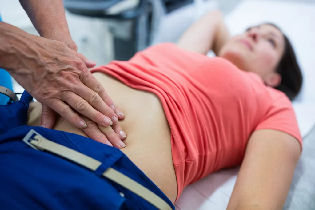 Examen físico en la zona abdominal para detectar síntomas asociados al cáncer de ovario