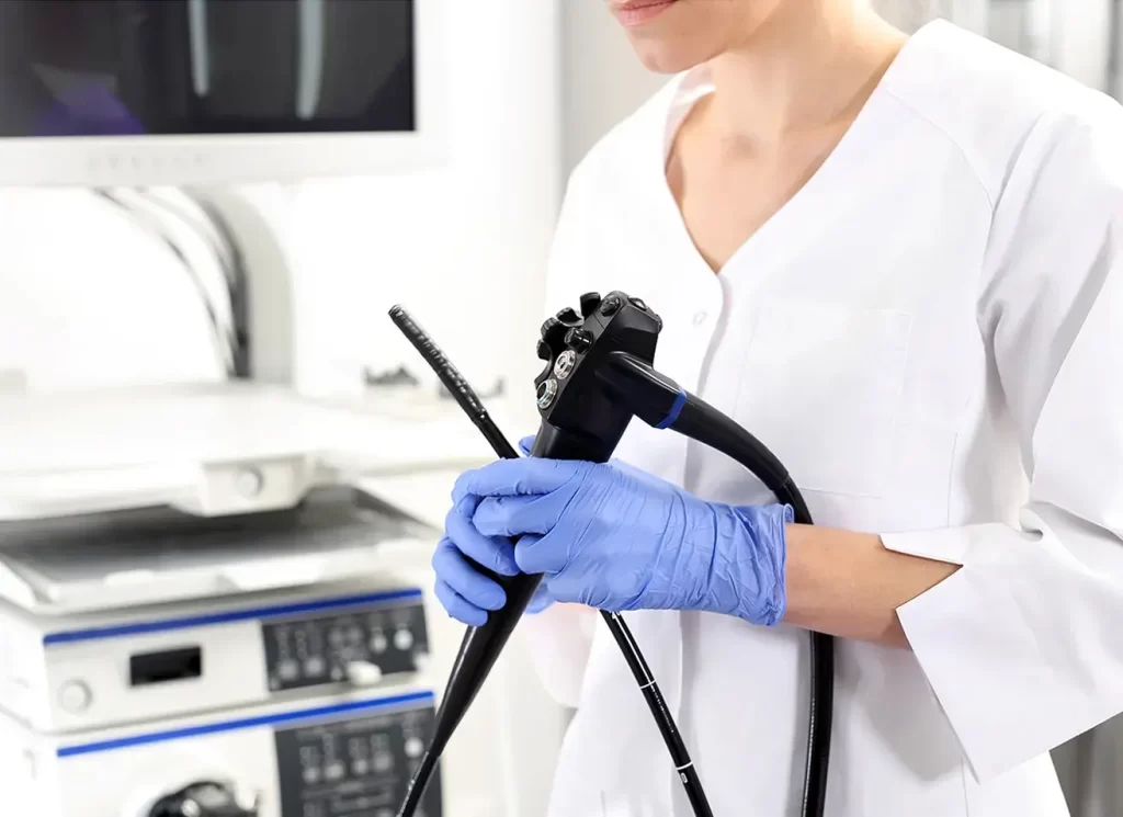 Profesional de salud preparando colonoscopio para detección temprana de cáncer colorrectal