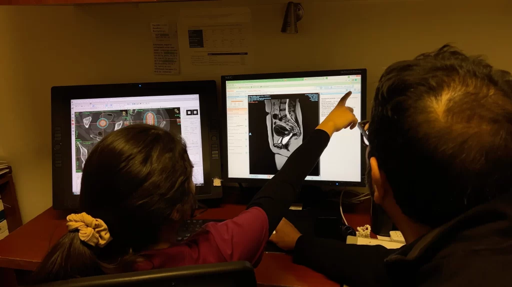 Profesionales de ROS Clínica Oncológica planificando de manera personalizada un tratamiento de braquiterapia con software especializado