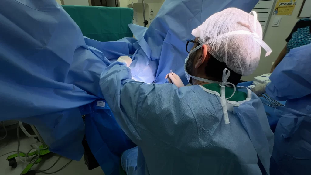 Profesional médico realizando procedimiento de braquiterapia en ROS Clínica Oncológica, tratamiento de radioterapia interna para cáncer