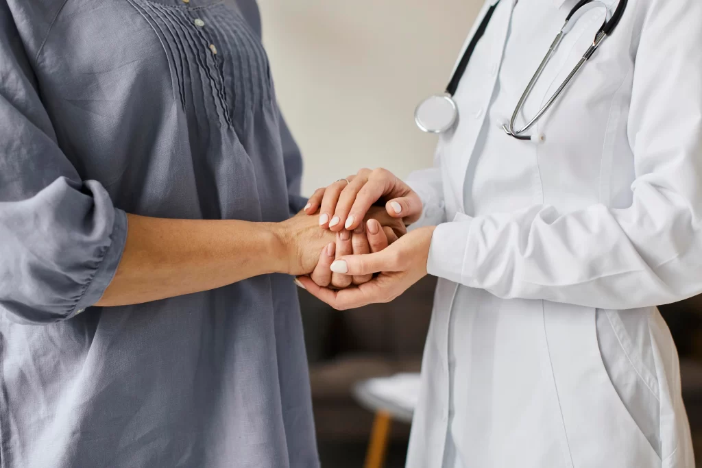 Profesional médico brindando apoyo emocional durante tratamiento de braquiterapia en ROS Clínica Oncológica