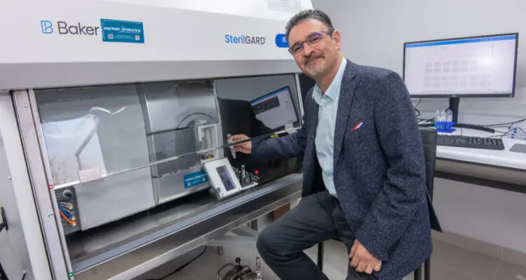 Dr. Flavio Salazar en laboratorio de Oncobiomed, impulsor de la futura terapia contra el cáncer patentada en Chile