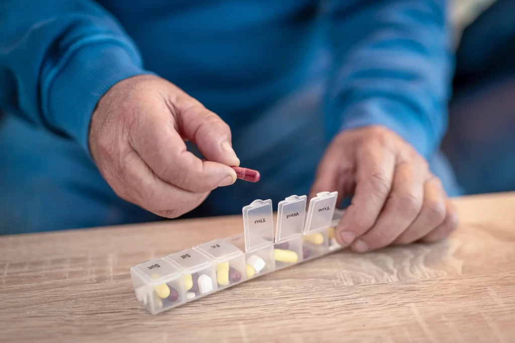 Paciente organiza su medicación en pastillero, incluyendo tratamiento con radiofármacos oncológicos en Chile.