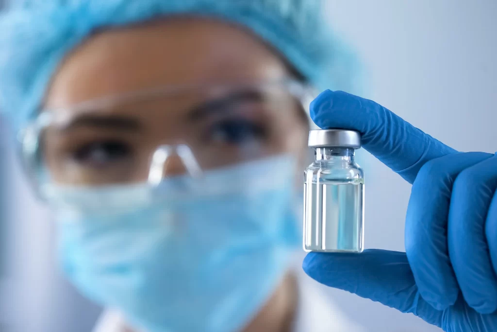Científica sostiene un vial estéril con radiofármaco oncológico, parte del proceso en centros especializados de Chile.