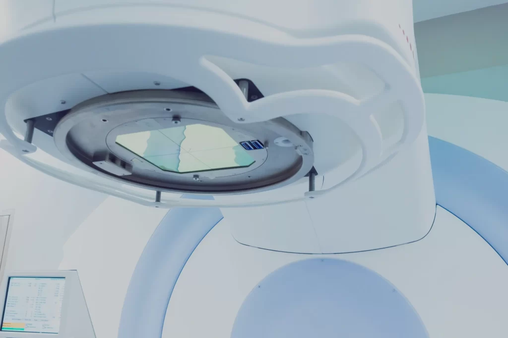 Máquina de radioterapia moderna en ROS Clínica Oncológica, parte esencial en los cuidados de radioterapia
