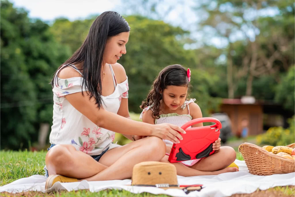 Mujer e hija disfrutando al aire libre durante tratamiento de radioterapia en Concepción
