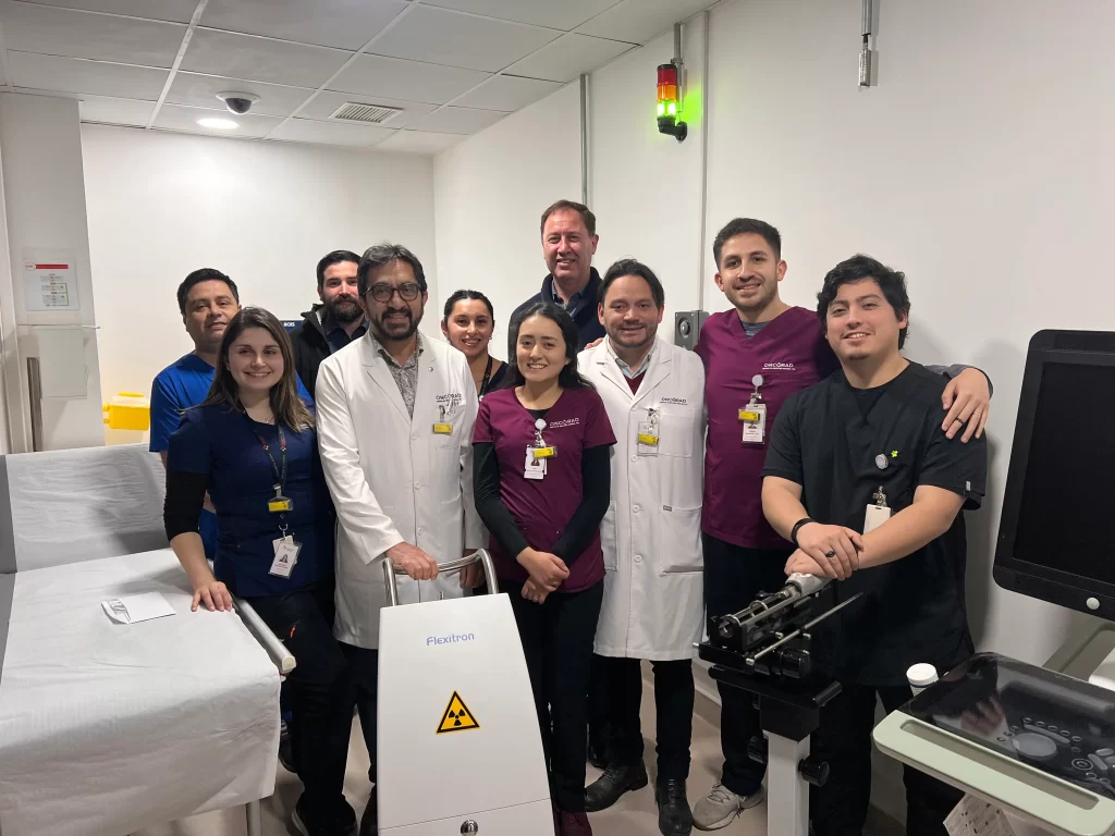 Equipo médico en ROS con el Flexitron utilizado en la primera braquiterapia en ROS