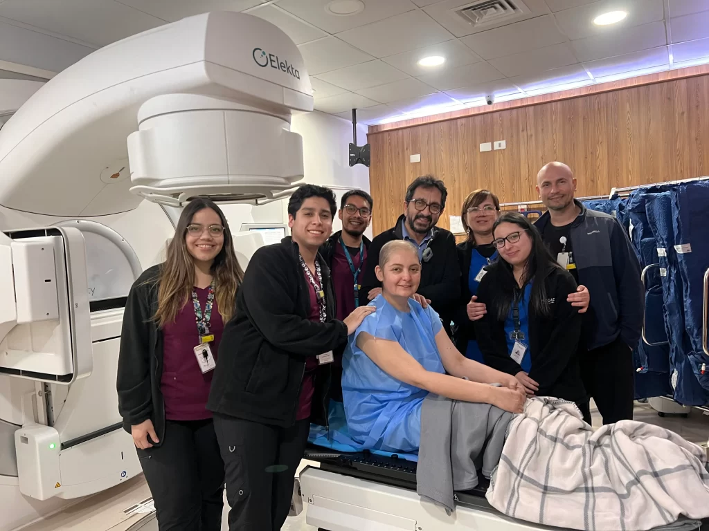 Equipo médico de ROS junto a paciente tras realizar la primera radiocirugía en la región del Biobío. braquiterapia y radiocirugía en Concepción