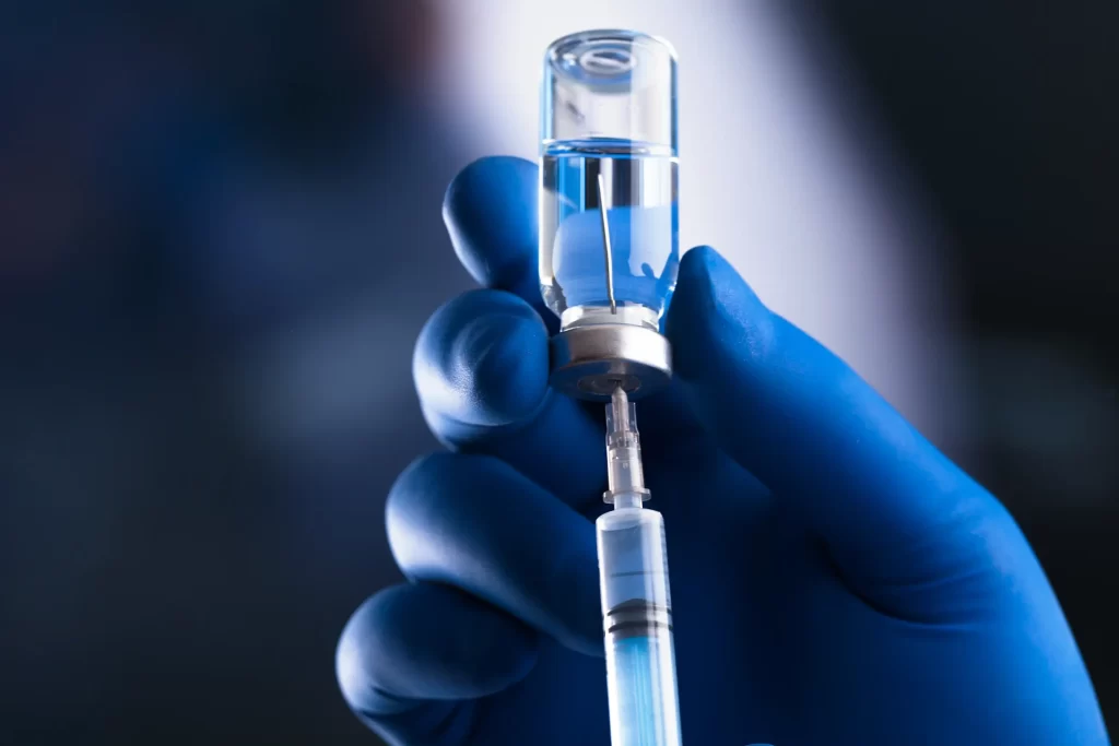 Médico preparando inmunoterapia para paciente con radioterapia en tratamiento oncológico