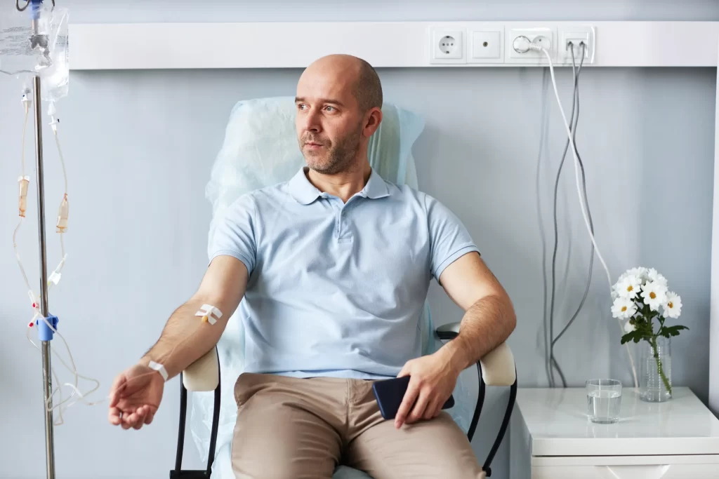 Paciente chilena en tratamiento oncológico con gorro de algodón, estadísticas del cáncer en Chile 2030