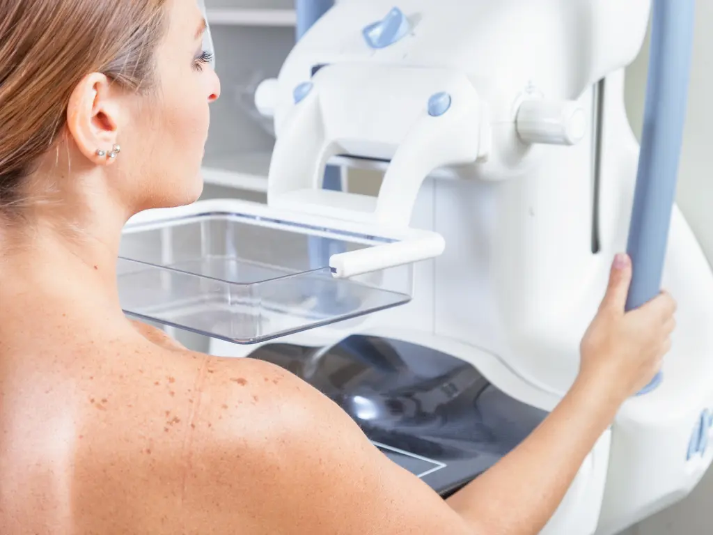 Mujer realizándose una mamografía para prevenir y detectar el cáncer de mama en etapas tempranas