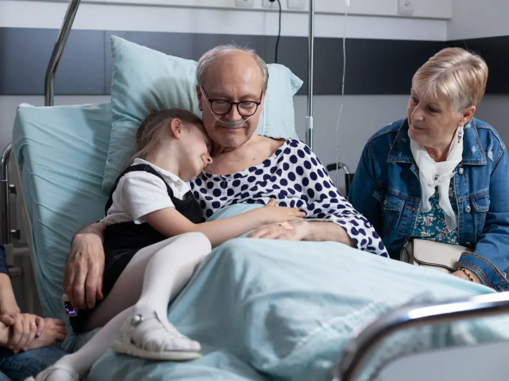 Los cuidados paliativos oncológicos incluyen el apoyo emocional y afectivo al paciente, permitiéndole estar rodeado de sus seres queridos en un entorno seguro y acogedor.