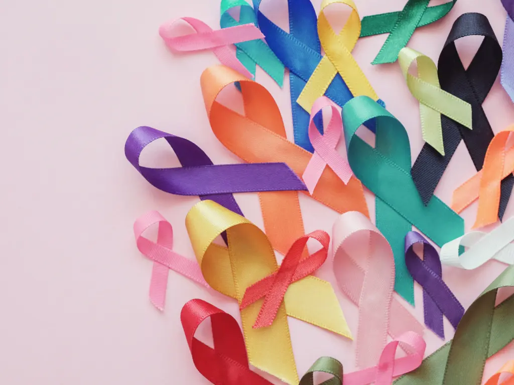 Cintas de distintos colores que representan los diferentes tipos de cáncer en el Día Mundial contra el Cáncer y la concientización global.