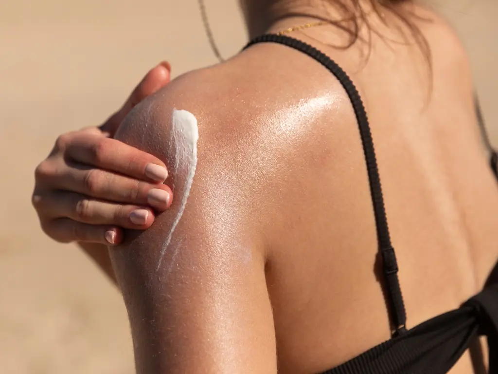 Aplicación de protector solar en la piel para prevenir el cáncer de piel y el daño por radiación UV
