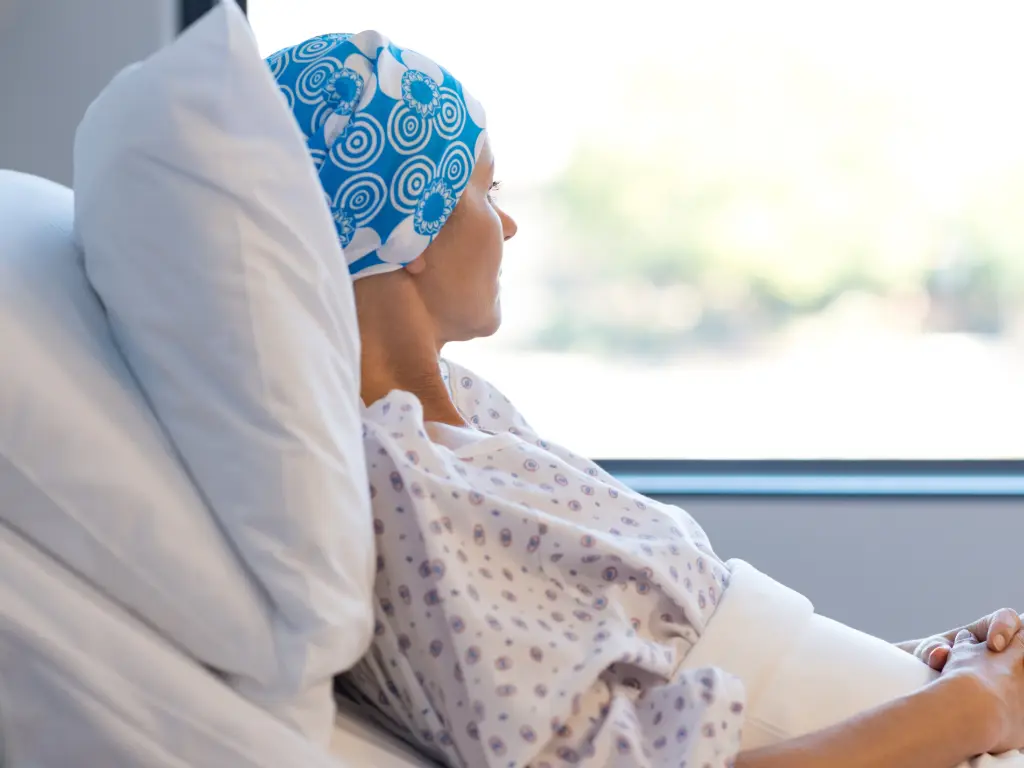 Paciente con cáncer en Concepción en etapa de tratamiento mirando por la ventana en hospital