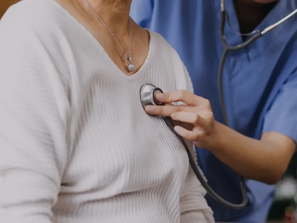 Especialista realizando evaluación cardíaca en paciente con cáncer en consulta de cardiooncología