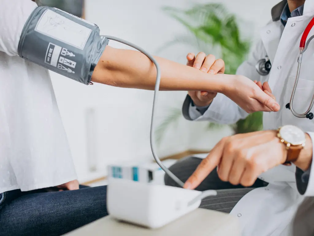 Control de presión arterial durante evaluación cardiovascular en pacientes con cáncer
