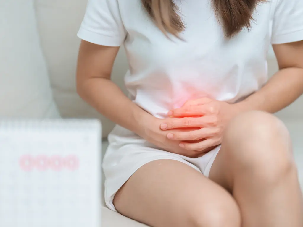 Mujer con dolor pélvico asociado a síntomas de cáncer cervicouterino