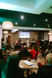 Panel de especialistas e invitadas durante el foro MIVPH sobre prevención del VPH y salud femenina en Concepción.