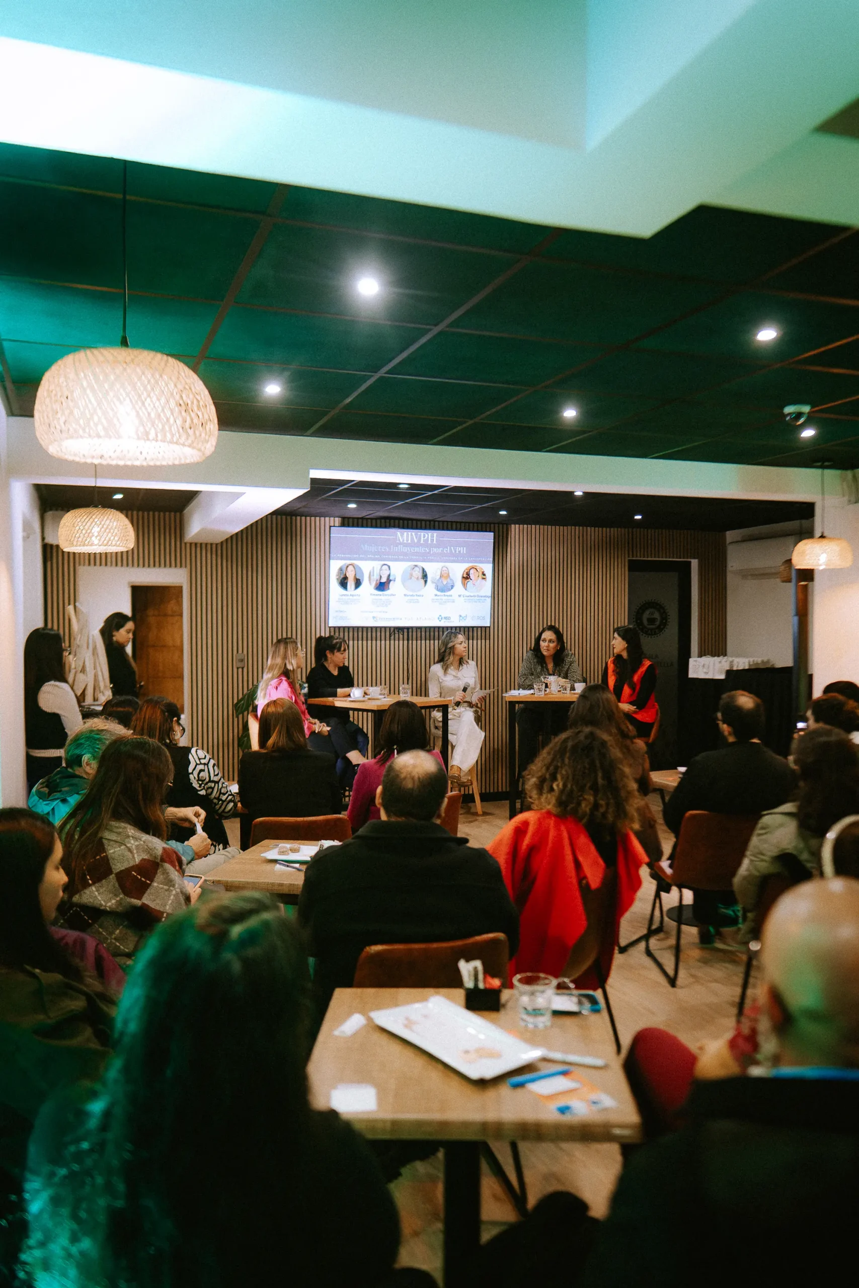 Panel de especialistas e invitadas durante el foro MIVPH sobre prevención del VPH y salud femenina en Concepción.