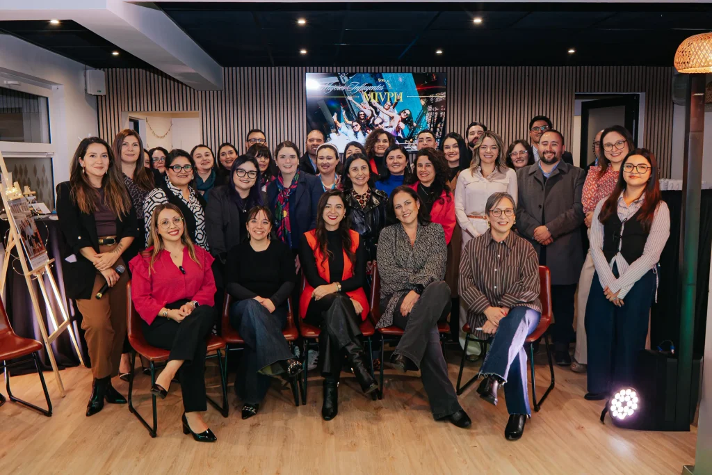 Fotografía grupal del foro MIVPH en Concepción sobre prevención del VPH y cáncer cervicouterino junto a ROS Clínica Oncológica.