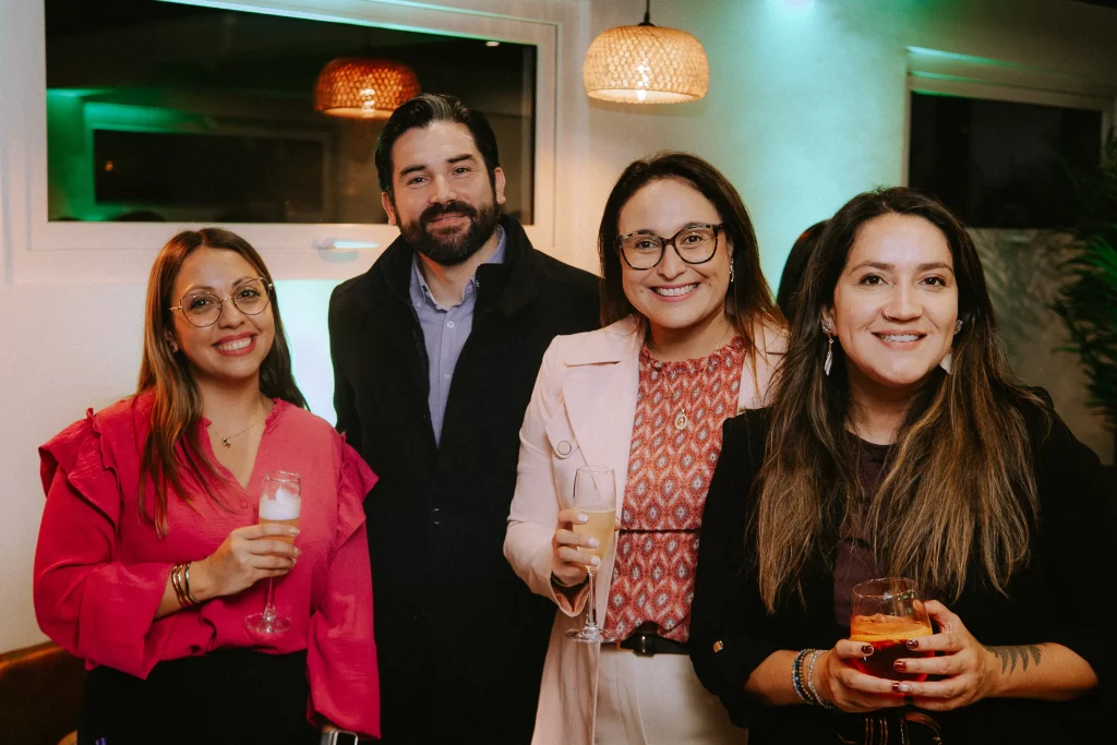 Representantes y asistentes del foro MIVPH sobre prevención del VPH y salud femenina en Concepción junto a ROS Clínica Oncológica.