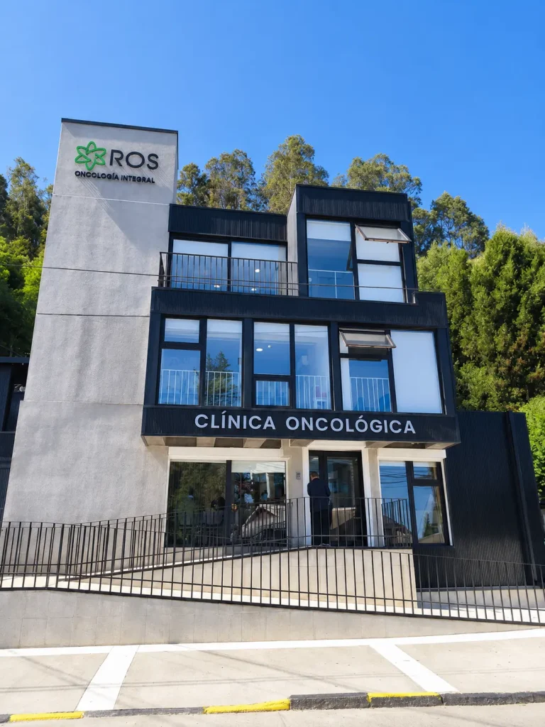 Fachada de ROS Clínica Oncológica en Concepción, centro especializado en radioterapia, quimioterapia y atención integral para pacientes con cáncer.