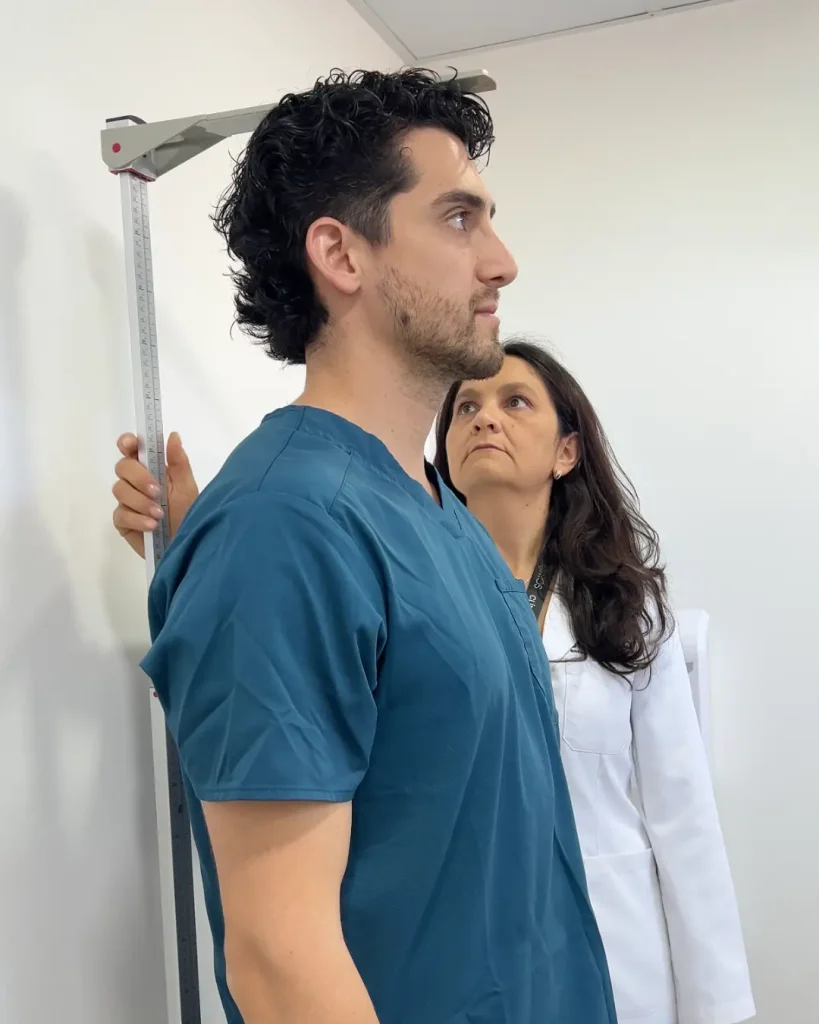 Paciente recibiendo evaluación nutricional como parte del acompañamiento integral durante la quimioterapia en ROS Clínica